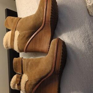 UGG ankle boots Worn ONCE inside! sz 9